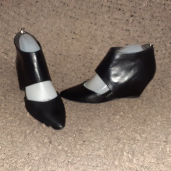 LOEFFLER RANDALL-Annie-Black Leather Pointed  Wedge-Cut-Out-Back Zip-Sz 8.5-EX - Picture 2 of 7